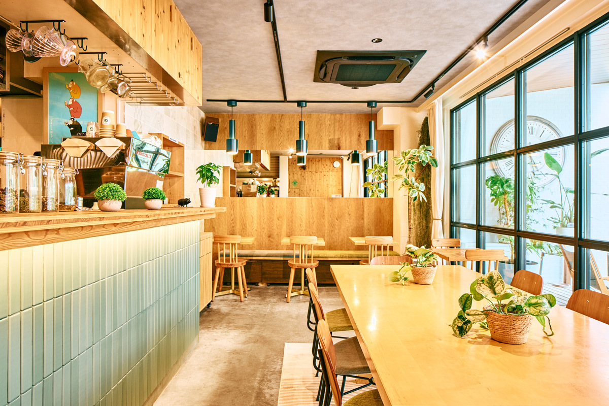 1階のカフェカウンターと大テーブル