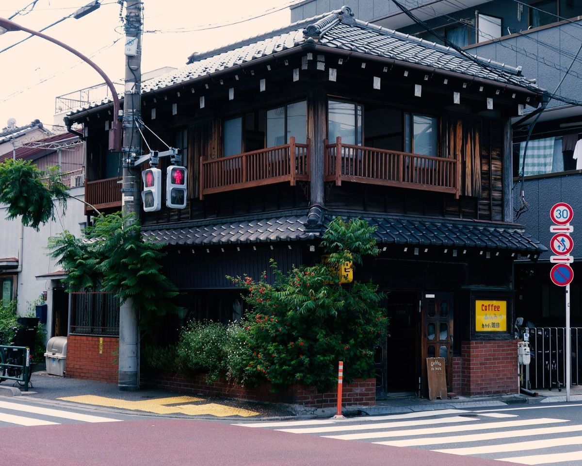 角地に建つ木造の古い喫茶店
